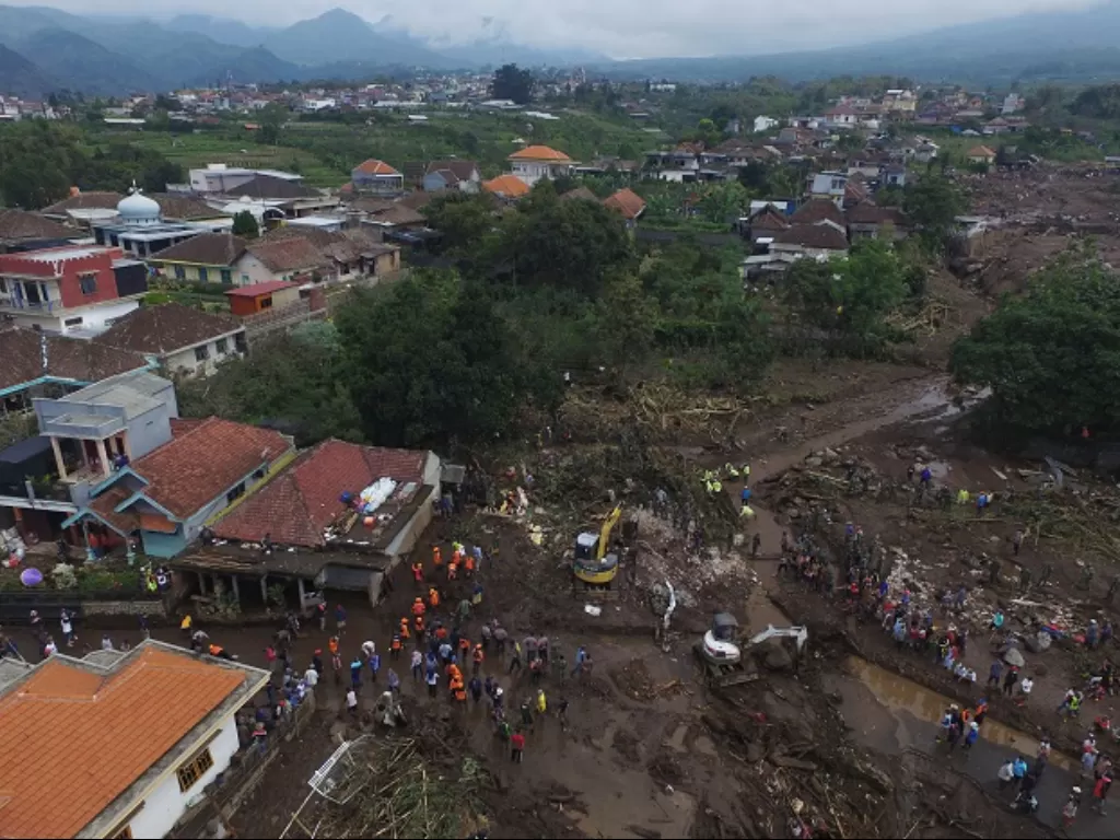 Foto udara Tim SAR gabungan bersama relawan dan warga membersihkan endapan lumpur saat pencarian korban akibat banjir bandang. (ANTARA FOTO/Zabur Karuru)