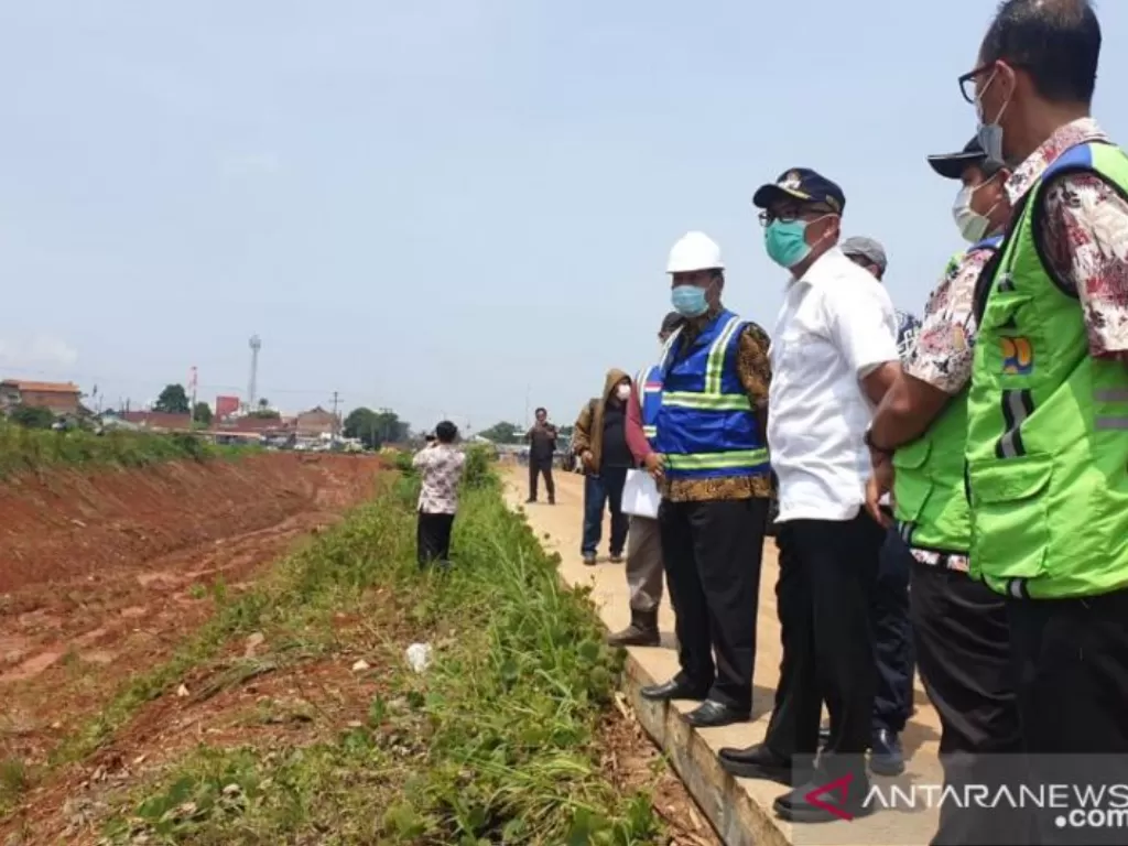 Wakil Bupati Bogor, Iwan Setiawan saat meninjau lokasi pekerjaan jalan Bojonggede-Kemang (Bomang), Kabupaten Bogor, Jawa Barat, Kamis (4/11/2021). (ANTARA/HO-Pemkab Bogor)