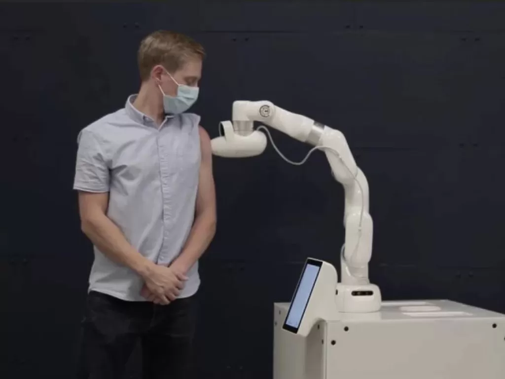 Robot Cobi saat memberikan vaksin ke manusia lewat sistem LIDAR. (Foto/YouTube/Cobionix )