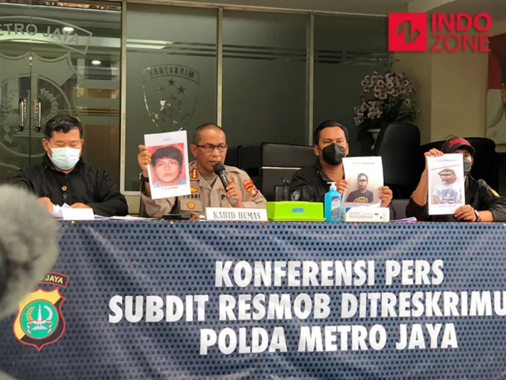 Polda Metro rilis kasus pembunuhan pria terikat di Hutan Kota Bekasi, di Mapolda Metro Jaya, Jakarta. (INDOZONE/Samsudhuha Wildansyah).