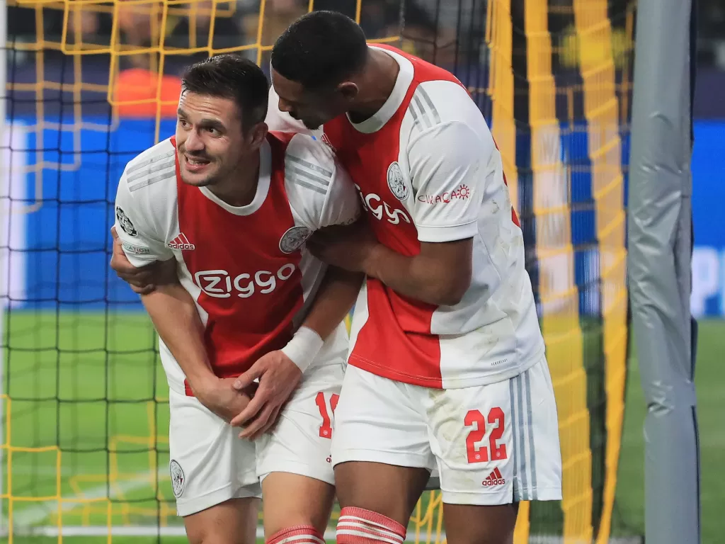 Dusan Tadic kesakitan saat merayakan golnya untuk Ajax Amsterdam (REUTERS/Wolfgang Rattay)