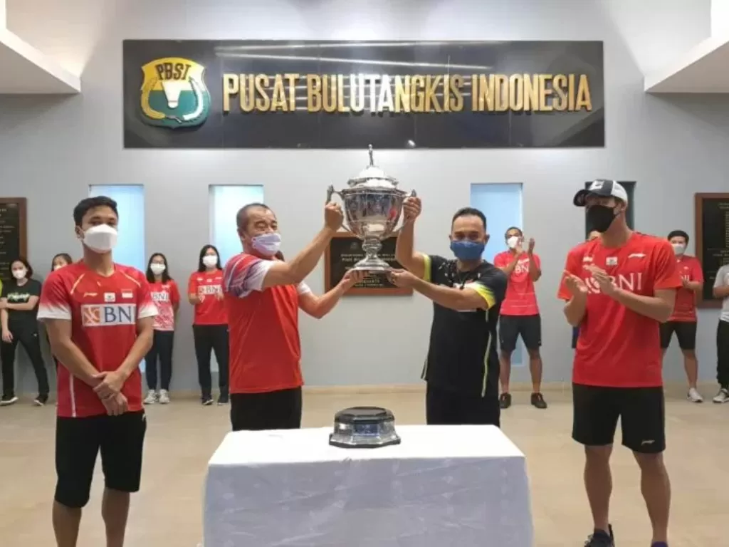 Trofi Piala Thomas tiba di Indonesia disambut jajaran Pelatnas PBSI Cipayung, Jakarta Timur, Jumat (5/11/2021) (ANTARA/HO/PP PBSI)