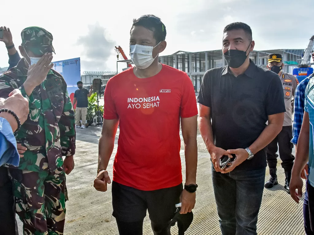 Menparekraf Sandiaga Uno (tengah) bersama Dirut ITDC Abdulbar M Mansoer (kedua kanan) tiba di Pertamina Mandalika International Street Circuit di KEK Mandalika, Lombok Tengah, NTB, Jumat (5/11/2021).  (photo/ANTARA FOTO/Ahmad Subaidi)