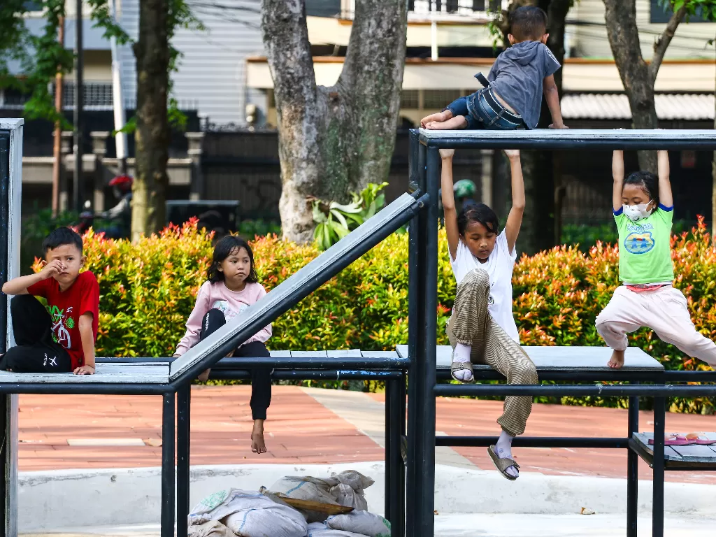 Anak-anak bermain di RPTRA Taman Puring, Jakarta, Sabtu (23/10/2021). (ANTARA FOTO/Rivan Awal Lingga).