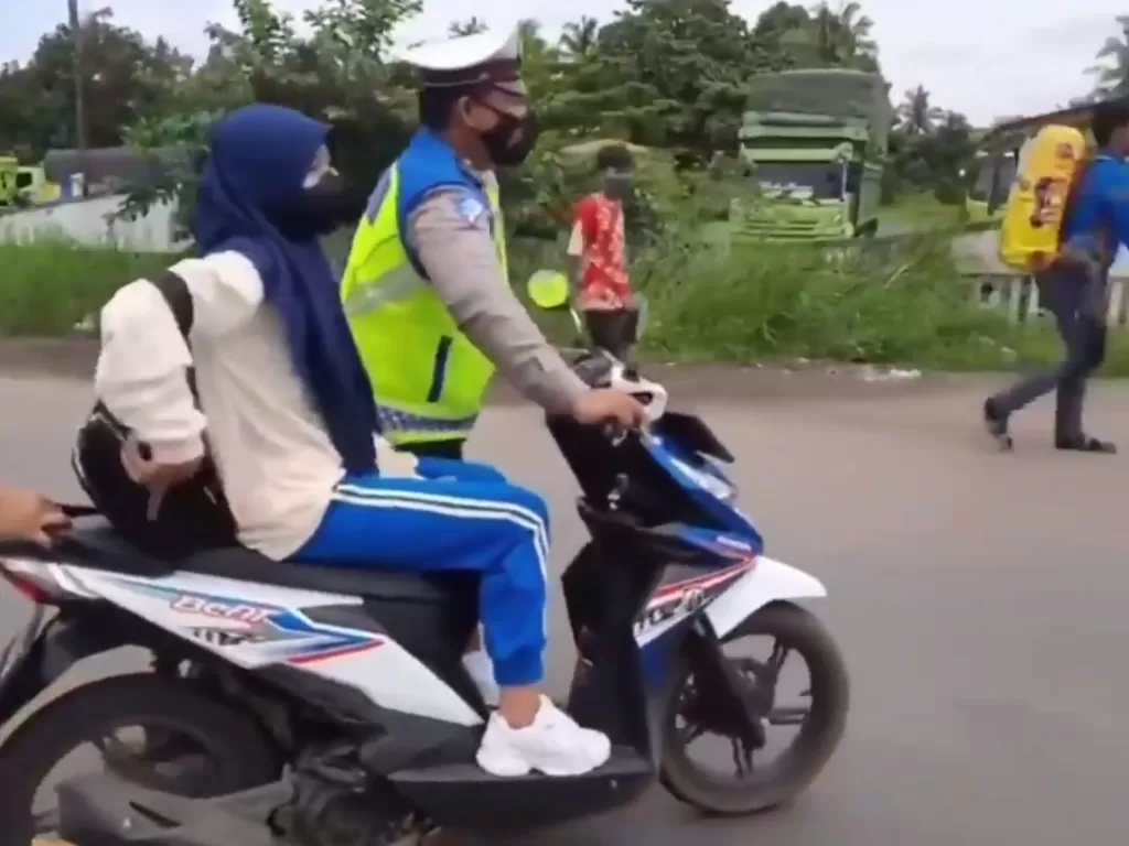 Pelajar Lubuklinggau berada di atas motor saat didorong polisi (Instagram/kabarnegri)