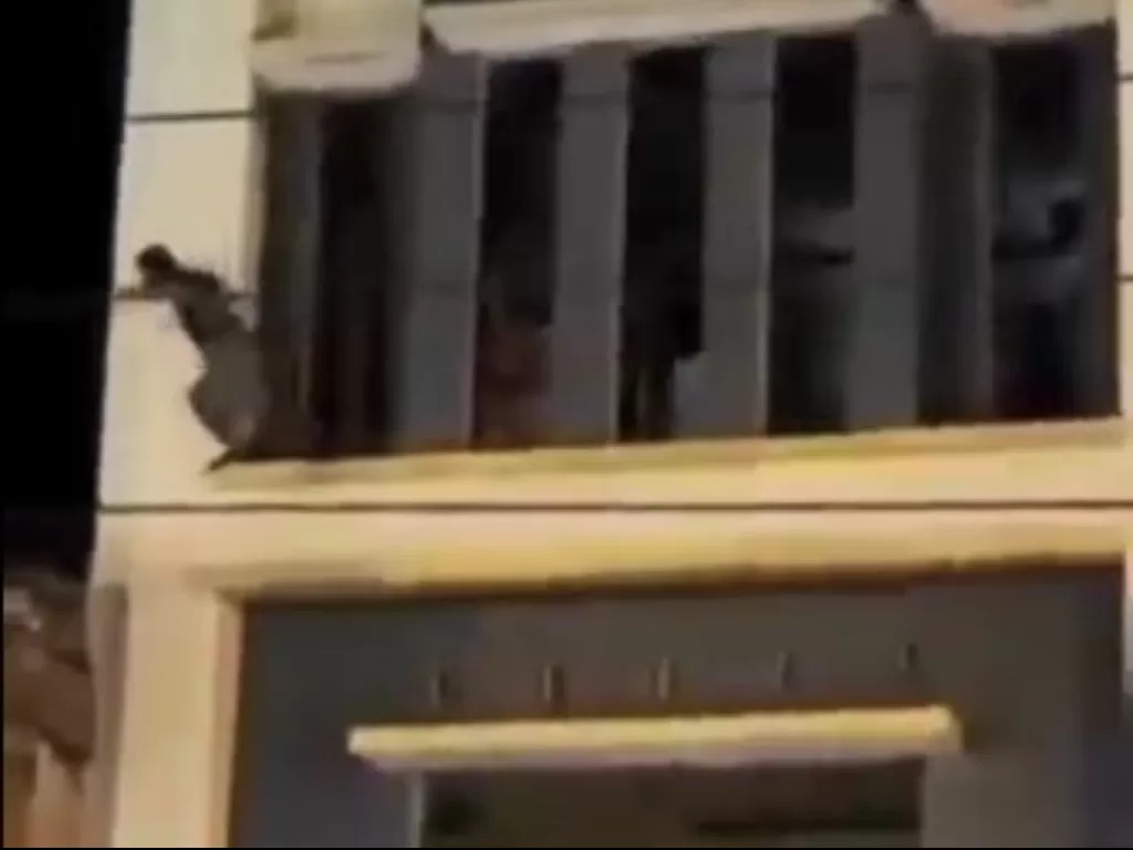 Aksi terduga pencuri nekat lompat dari satu gedung ke gedung lain (Instagram/