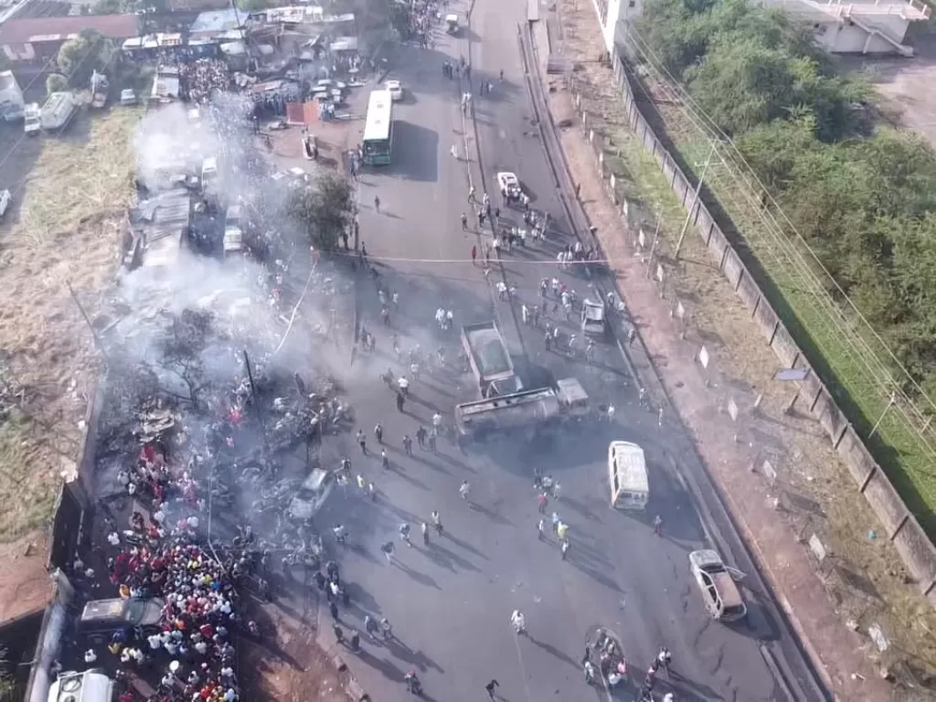 Foto setelah ledakan tanker bahan bakar di Freetown, Sierra Leone 6 November 2021. Gambar diambil dengan drone. (photo/Agency-Sierra Leone/Handout via REUTERS)