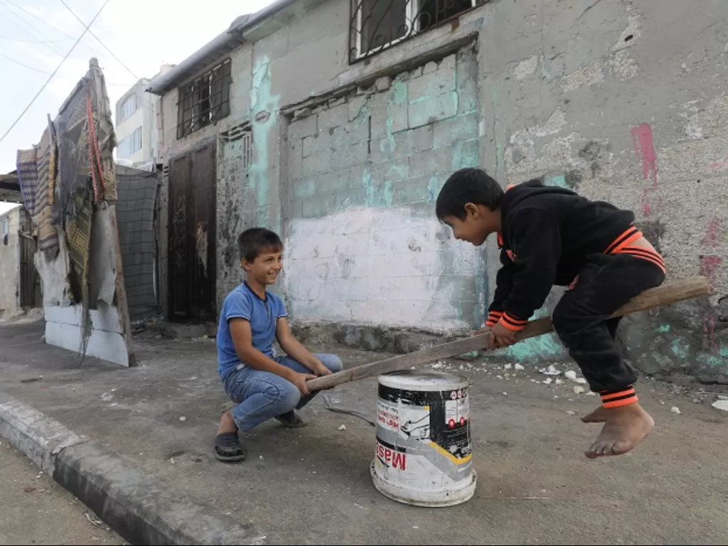 Ilustrasi anak-anak Palestina bermain di halaman rumahnya. (REUTERS/Mohammed Salem)