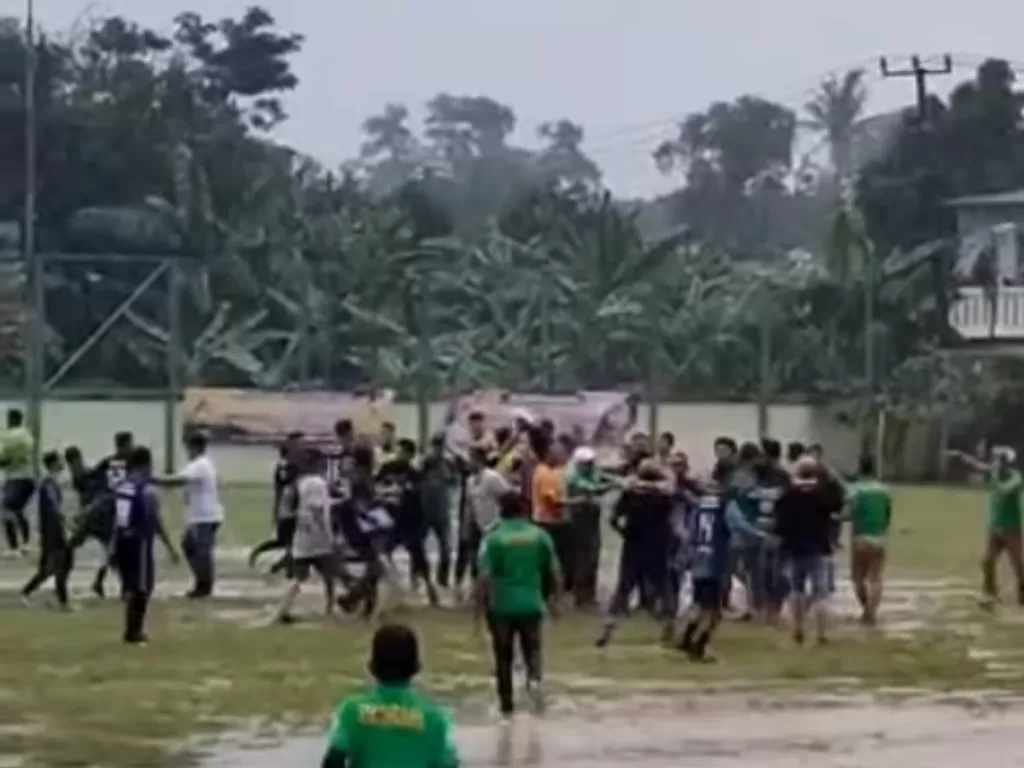 Turnamen sepak bola di Bekasi berujung ricuh (Instagram/peristiwa_sekitar_kita)