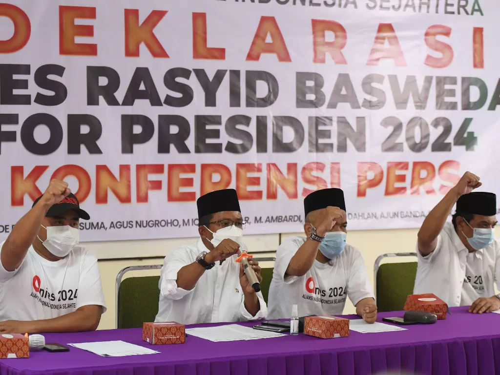Deklarator dari Aliansi Nasional Indonesia Sejahtera (ANIES) La Ode Basir (kedua kiri), Dani Kusuma (kiri), M Iqbal Siregar (kedua kanan) dan M Ambardi menggelar konferensi pers tentang Deklarasi Anies Baswedan for Presiden 2024 di Jakarta, Rabu (20/10/20