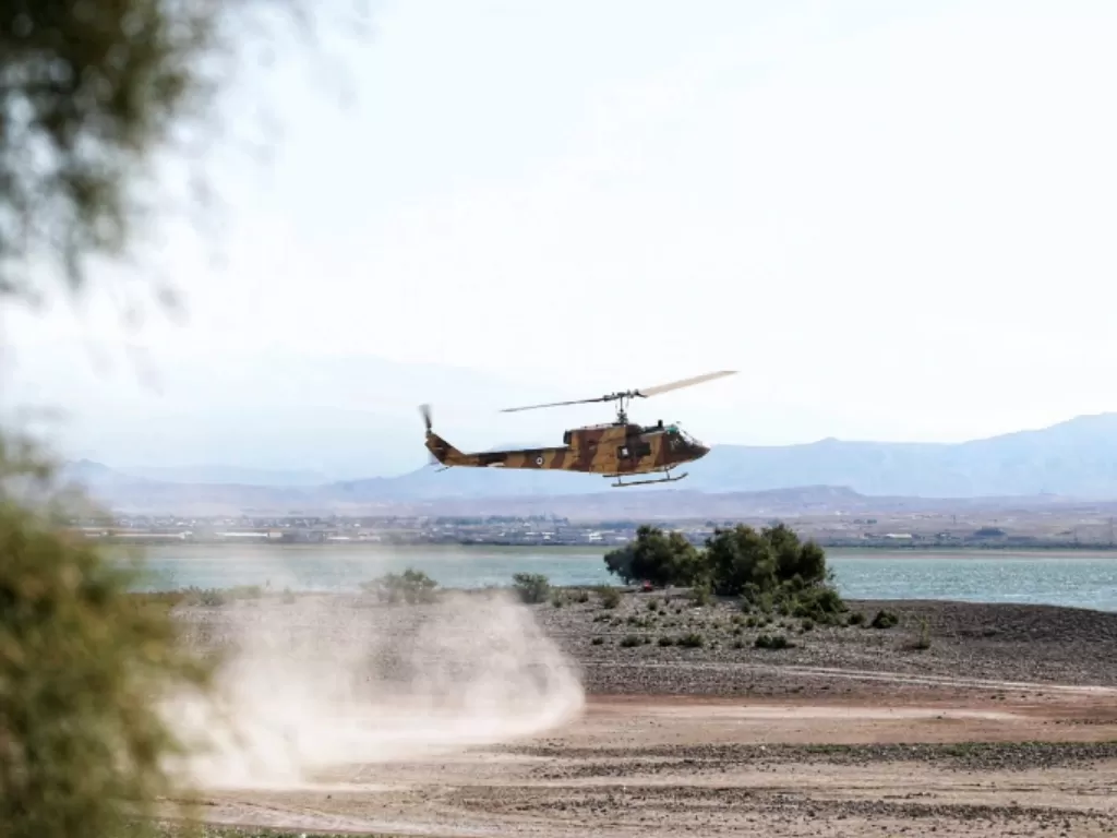 Helikopter Iran dikerahkan dalam sebuah latihan yang dilakukan militer Iran. Iranian Army/WANA via Reuters