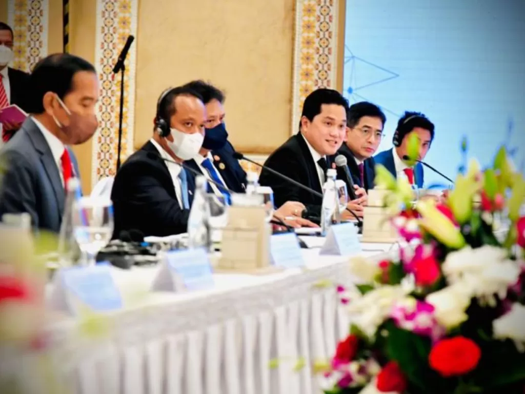 Menteri Inevstasi/Kepala BKPM Bahlil Lahadalia (kedua kiri) ikut mendampingi Presiden Jokowi (kiri) dalam Forum Bisnis Indonesia-Uni Emirat Arab (UEA) di Dubai, UEA, Kamis (4/11/2021). ANTARA/HO-Kementerian Investasi/BKPM