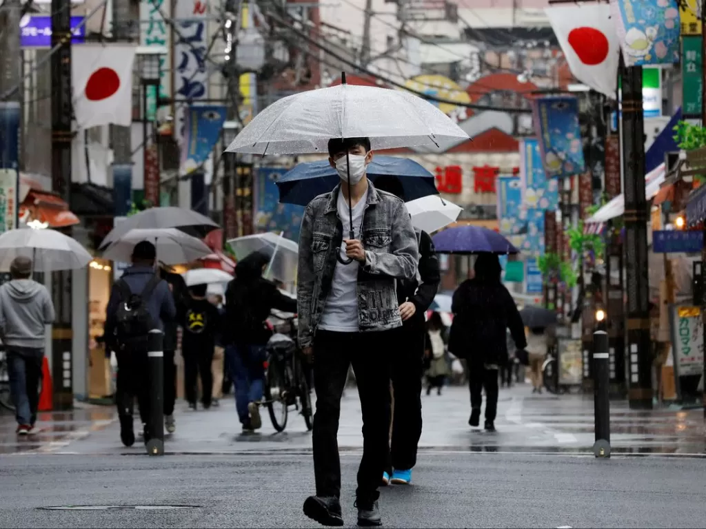 Seorang pria memakai masker di Tokyo, Jepang, 5 Mei 2021. (REUTERS/Kim Kyung-Hoon)