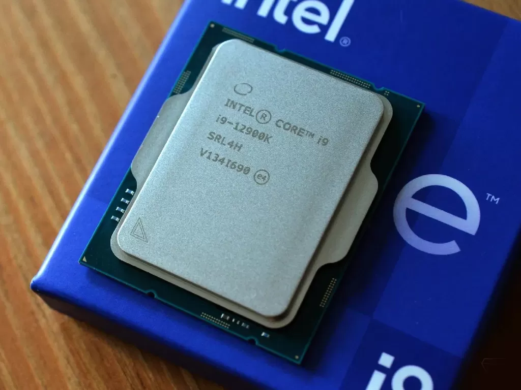 Tampilan prosesor Intel Core i9-12900K terbaru (photo/The Verge/Tom Warren)