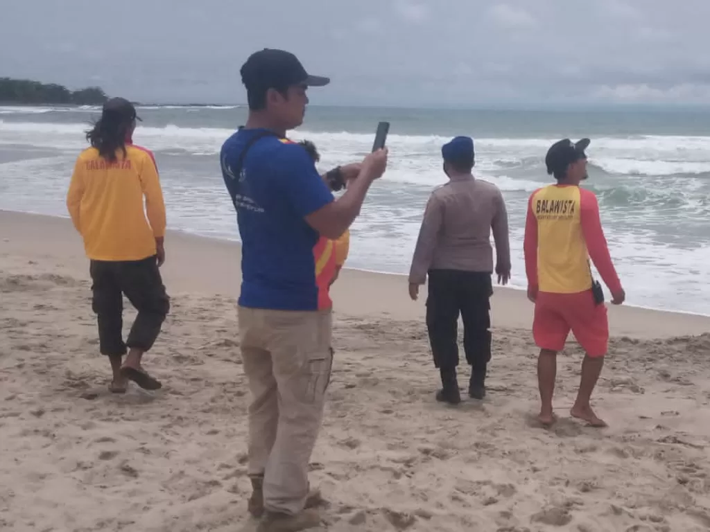 Pencarian wisatawan yang hilang di pantai Sawarna. (dok Humas Polda Banten)