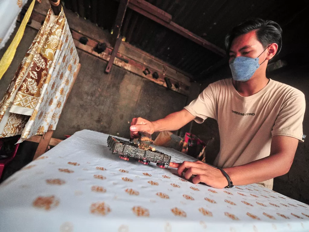 Pekerja menyelesaikan pembuatan kain batik cap di rumah produksi batik Maryana, Rengas Condong, Muara Bulian, Batanghari, Jambi, Jumat (5/11/2021). ANTARA FOTO/Wahdi Septiawan/YU