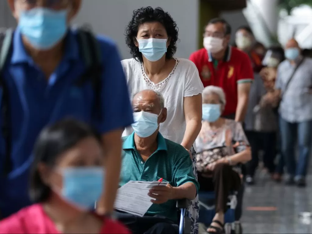 Warga mengantre mendapat vaksinasi Covid-19 di Kuala Lumpur, Malaysia, 31 Mei 2021. (REUTERS/Lim Huey Teng)