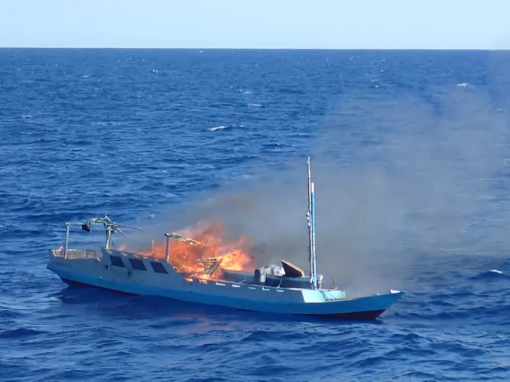 Kapal nelayan Indonesia dibakar. (Australian Border Force)