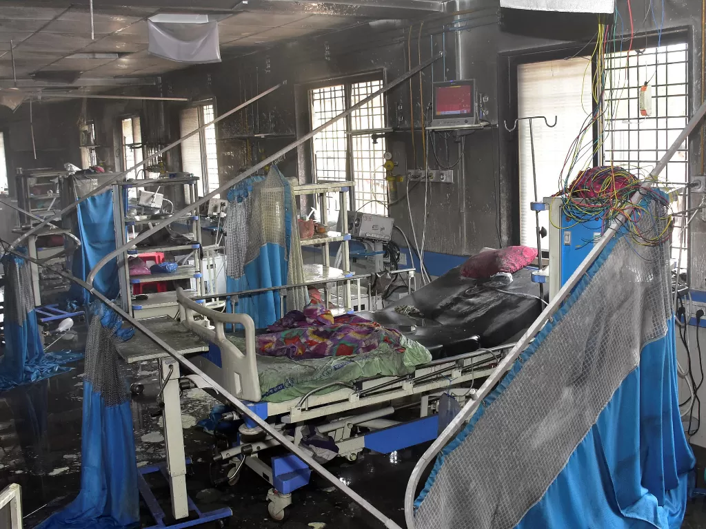 Pemandangan bangsal COVID-19 rumah sakit yang terbakar di Ahmednagar, negara bagian Maharashtra, India. (Foto/REUTERS/Stringer )