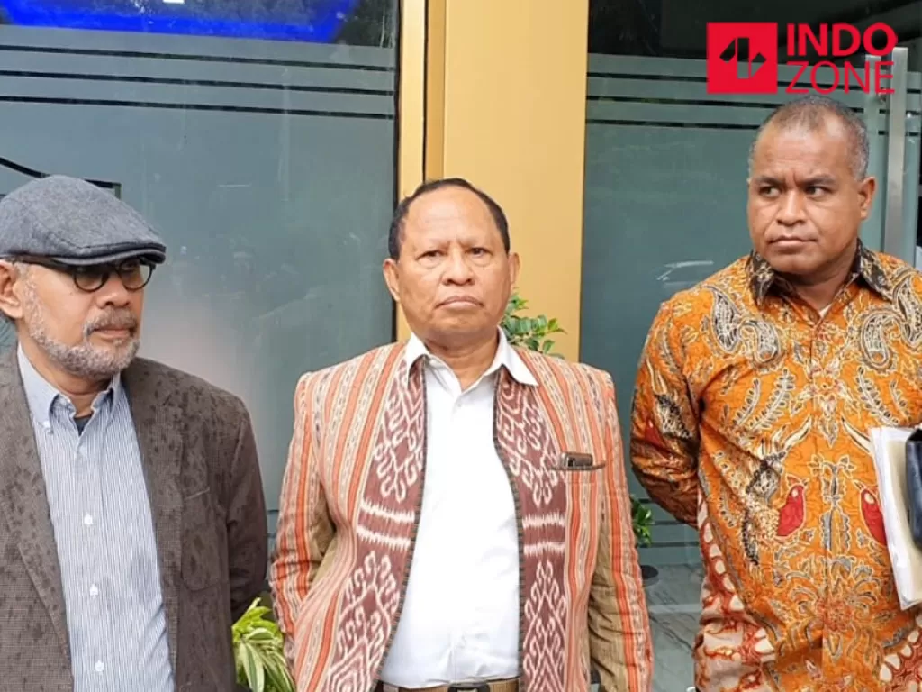 Alfons Loemau (tengah), pelapor Gojek-Tokped di Polda Metro Jaya, Jakarta. (INDOZONE/Samsudhuha Wildansyah).