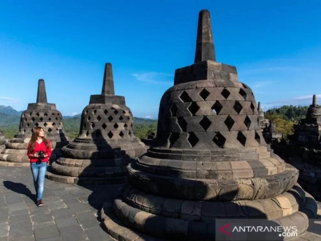 Seorang turis sedang berada Candi Borobudur di Magelang, Jawa Tengah.(Antara)