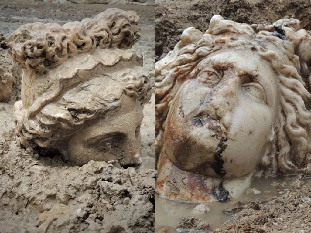 Penemuan kepala Aphrodite saat penggalian. (photo/Dok. AA Photo)