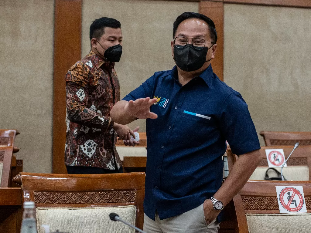 Wamen BUMN II Kartika Wirjoatmodjo (kanan) bersiap mengikuti rapat kerja (raker) dengan Komisi VI DPR di Kompleks Parlemen, Senayan, Jakarta, Selasa (9/11/2021). ANTARA FOTO/Aprillio Akbar/foc.