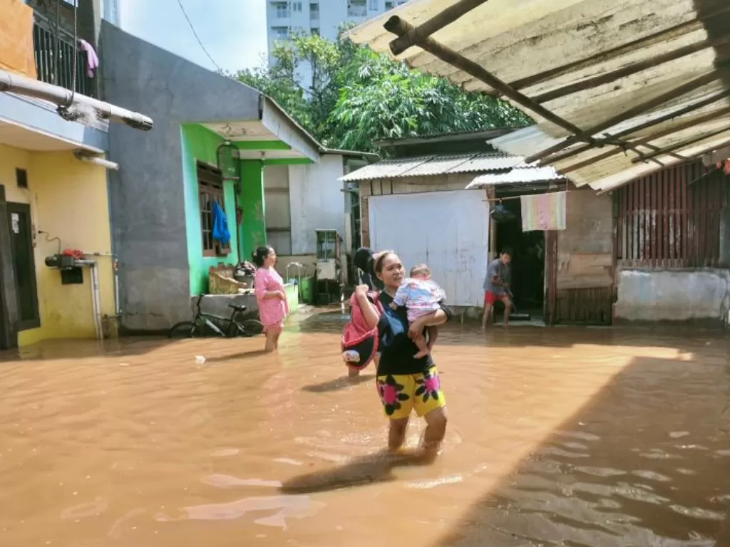 Banjir di Jalan Haji Briti B, Kembangan Selatan, Jakarta Barat, Senin (8/11/2021). (ANTARA/Walda)