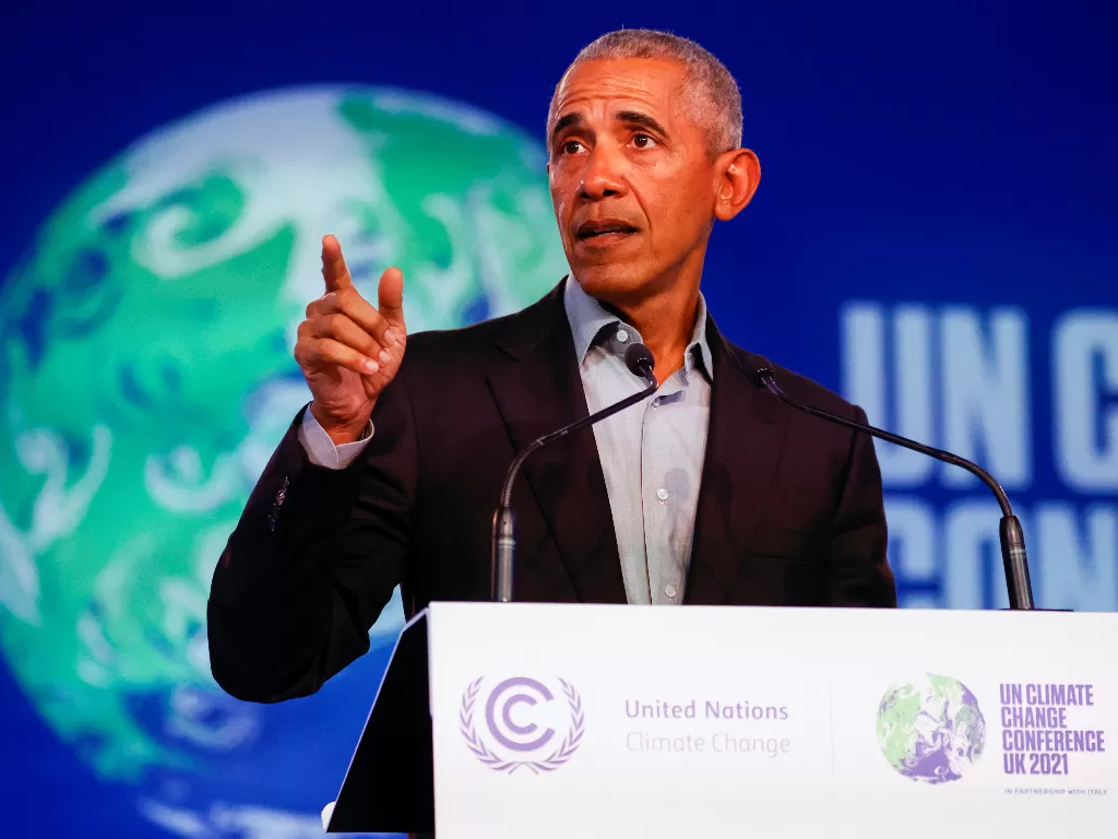 Mantan Presiden AS Barack Obama menyampaikan pidato pada Konferensi Perubahan Iklim PBB (COP26), di Glasgow, Skotlandia, Inggris, 8 November 2021. (REUTERS/Phil Noble)