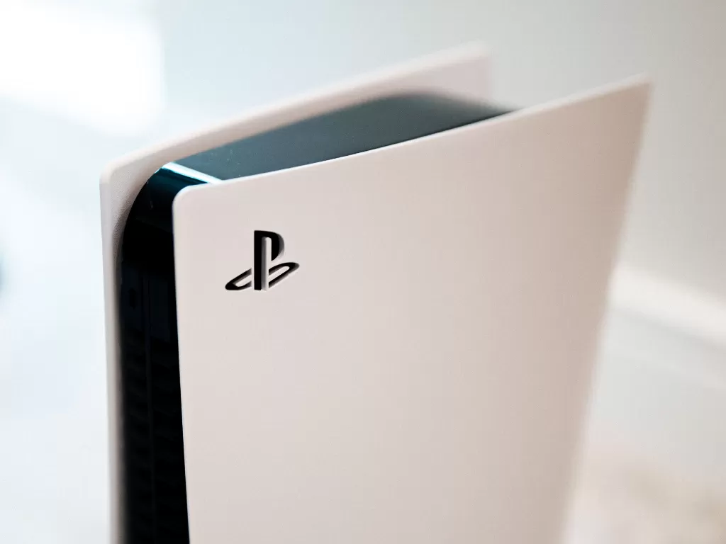 Tampilan console PlayStation 5 besutan Sony (photo/Unsplash/Charles Sims)