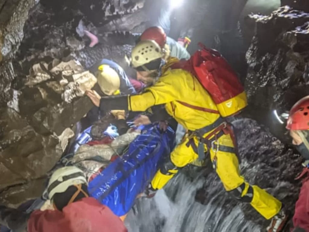 Tim menyelamatkan pria yang terjebak di gua selama 2 hari. (MSWCRT/Wales news service)