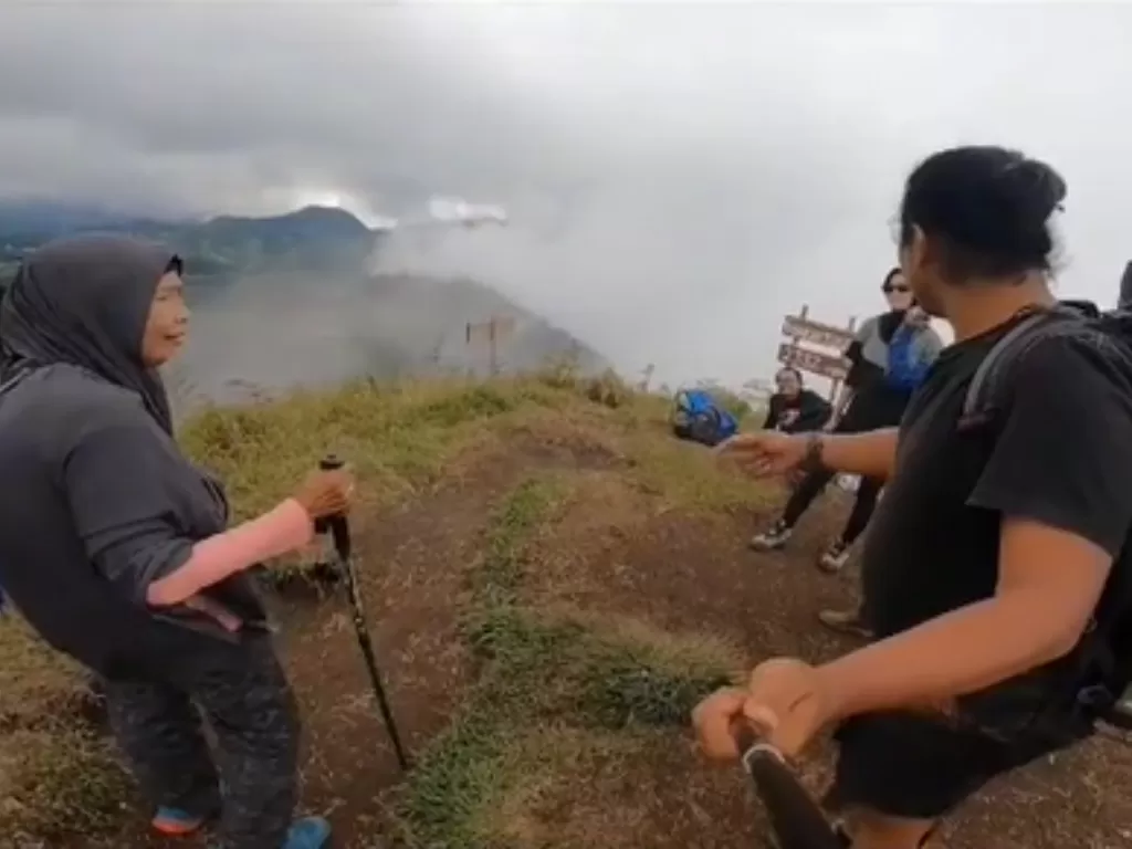 Pria ajak emaknya mendaki Gunung BIsmo (Instagram/sandibaritasiregar)
