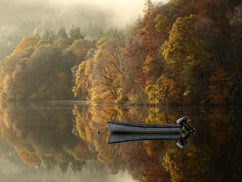 Dedaunan musim gugur tercermin di Loch Faskally di Pitlochry, Skotlandia, Inggris (REUTERS/Russell Cheyne)
