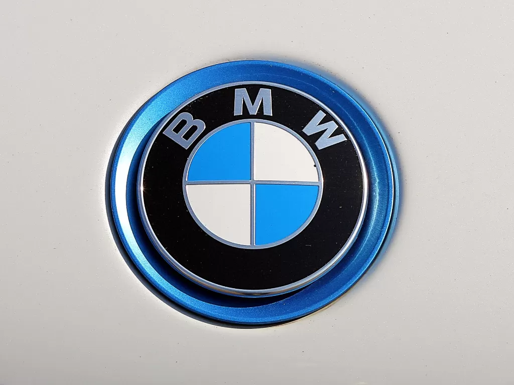 Tampilan logo dari perusahaan otomotif BMW (photo/Unsplash/Joshua Naidoo)