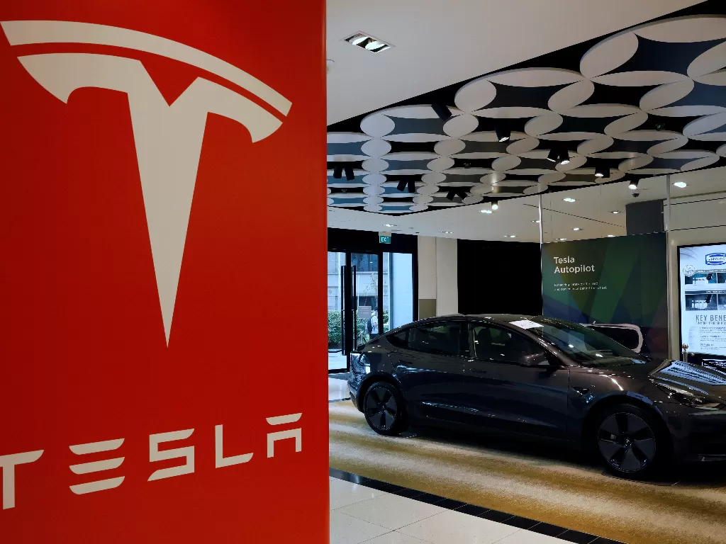 Saham Tesla turun. (REUTERS/Edgar Su)
