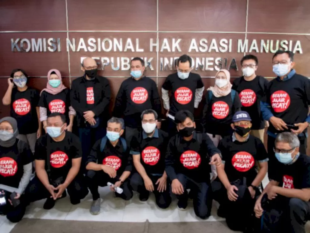 Perwakilan 57 pegawai KPK yang dinyatakan tidak lolos Tes Wawasan Kebangsaan (TWK) berfoto bersama usai audiensi dengan Komisioner Komnas HAM di Jakarta. (ANTARA FOTO/M Risyal Hidayat)