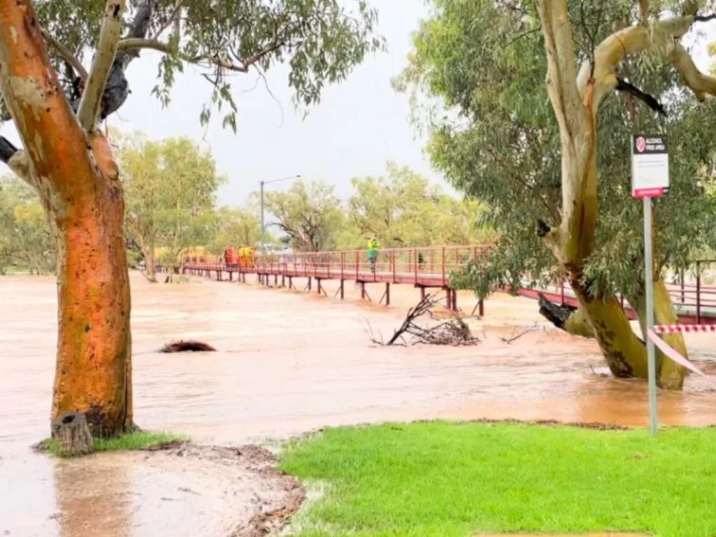 Sungai Todd yang meluap di Alice Springs, Northern Territory, Australia, Rabu (10/11/2021). (Alice Woods via Reuters)