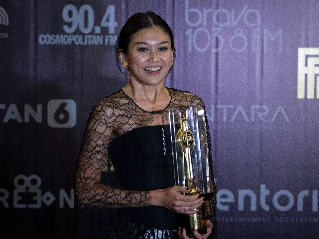 Marissa Anita menyabet Piala Citra untuk kategori Aktris Pendukung Terbaik di ajang FFI 2021, Rabu (10/11/2021) (ANTARA FOTO/Aditya Pradana Putra)