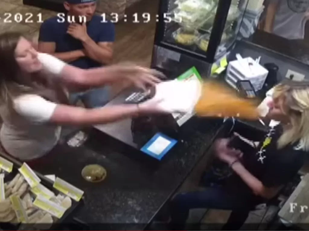 Seorang pelanggan lempar sup panas ke petugas kasir restoran. (Youtube/KCENNews)