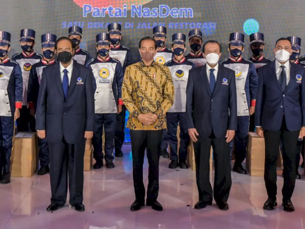 Presiden Joko Widodo (kedua kiri) berfoto bersama Ketua Umum Partai NasDem Surya Paloh (kiri), Ketua Majelis Tinggi Partai NasDem Jan Darmadi (kedua kanan) dan Bendahara Umum Partai NasDem Ahmad Sahroni (kanan). ANTARA FOTO/Galih Pradipta News
