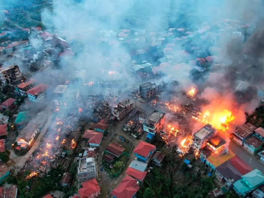 Foto yang dirilis oleh Organisasi Hak Asasi Manusia Chin, kebakaran terjadi di kota Thantlang di negara bagian Chin di barat laut Myanmar. (Organisasi Hak Asasi Manusia Chin)