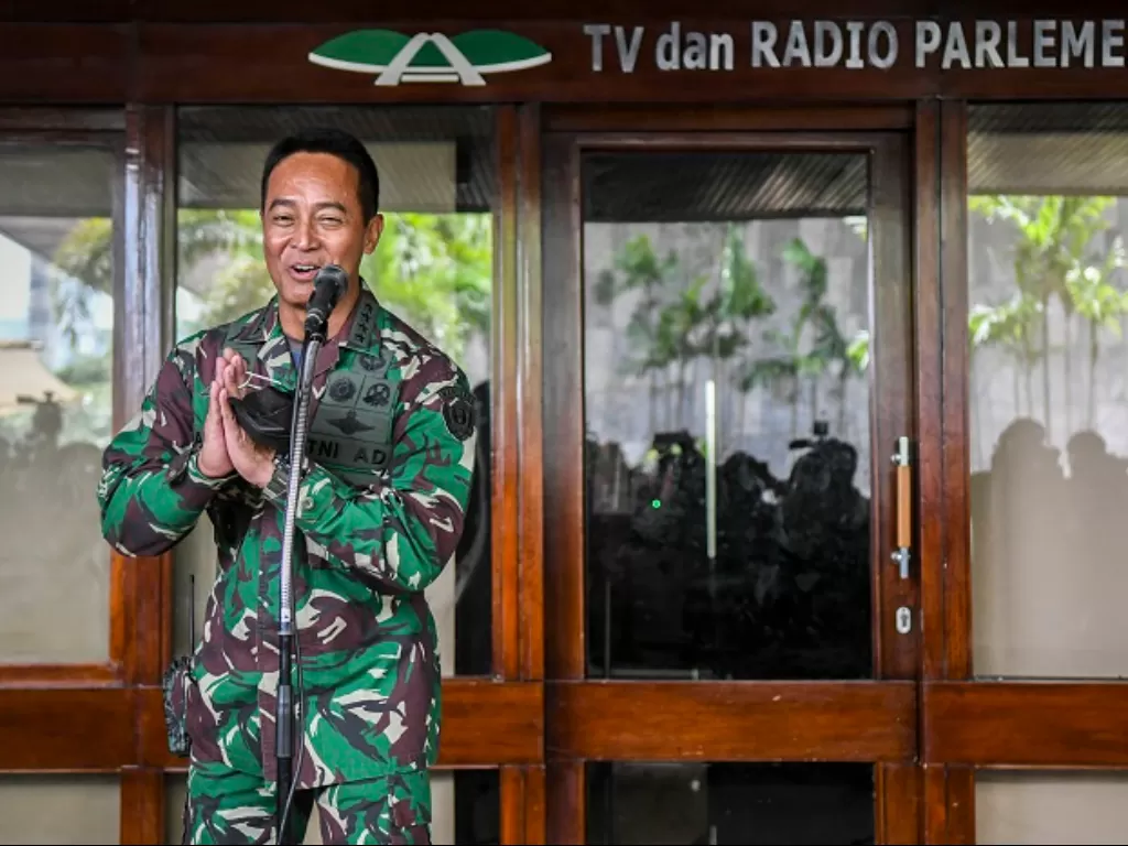 Calon Panglima TNI Jenderal TNI Andika Perkasa memberikan keterangan pers usai sidang paripurna. (ANTARA FOTO/Galih Pradipta)