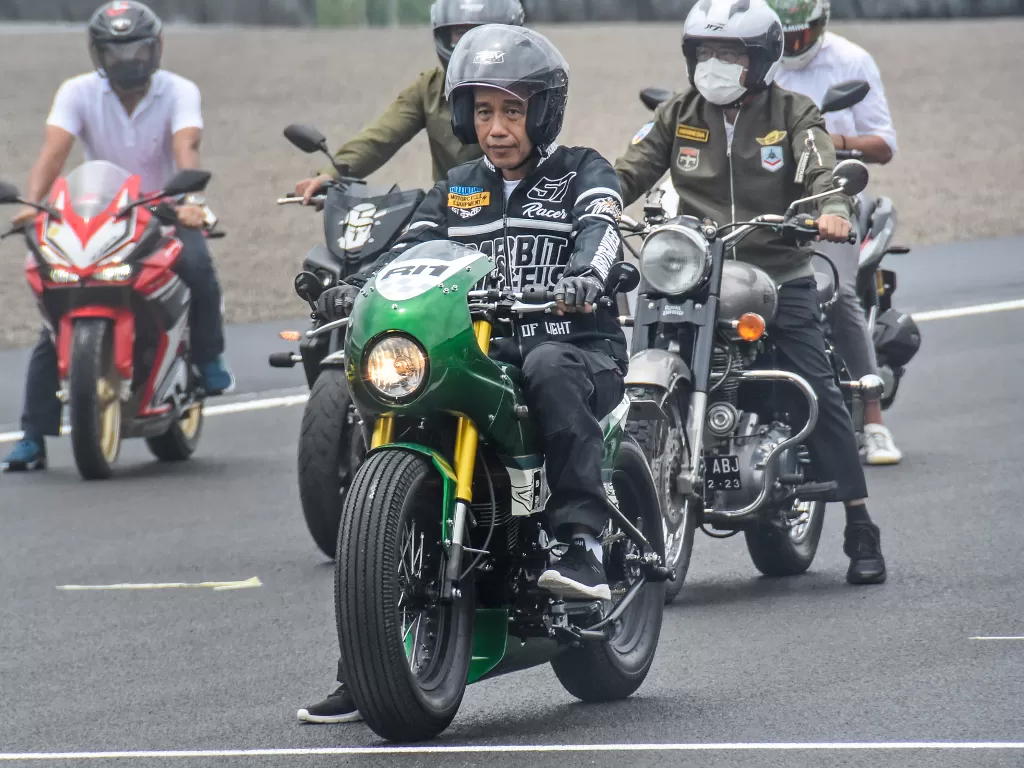 Presiden Joko Widodo mengendarai sepeda motor custom Kawasaki W175 saat mencoba lintasan sirkuit Mandalika, Jumat (12/11/2021)