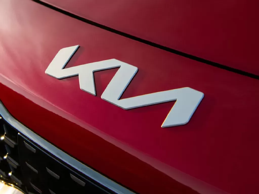 Tampilan logo baru dari produsen otomotif asal Korsel, KIA (photo/KIA)