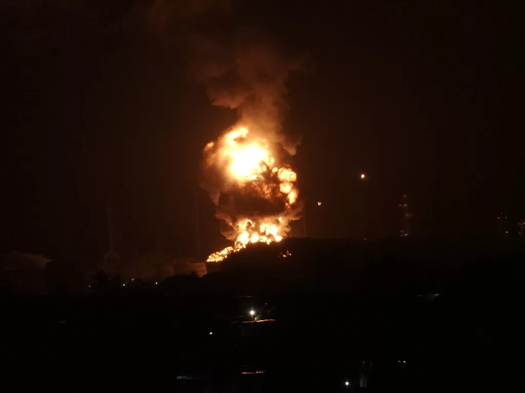  Kobaran api terlihat di tangki kilang PT Pertamina Internasional Unit Cilacap, Jawa Tengah, Sabtu (13/11/2021). (photo/ANTARA FOTO/Idhad Zakaria)