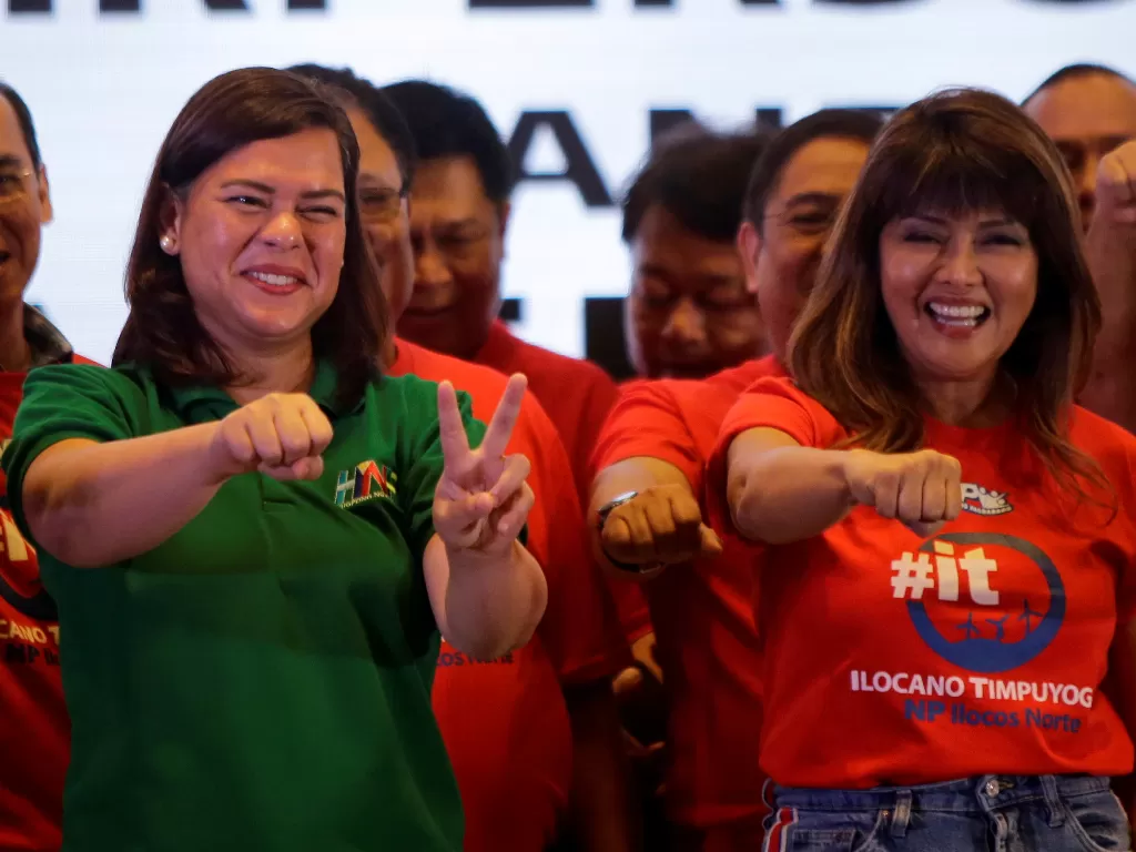 Walikota Davao City Sara Duterte - Carpio (kiri) dan Gubernur Ilocos Norte Imee Marcos (kanan).  (REUTERS/ Czeasar Dance)