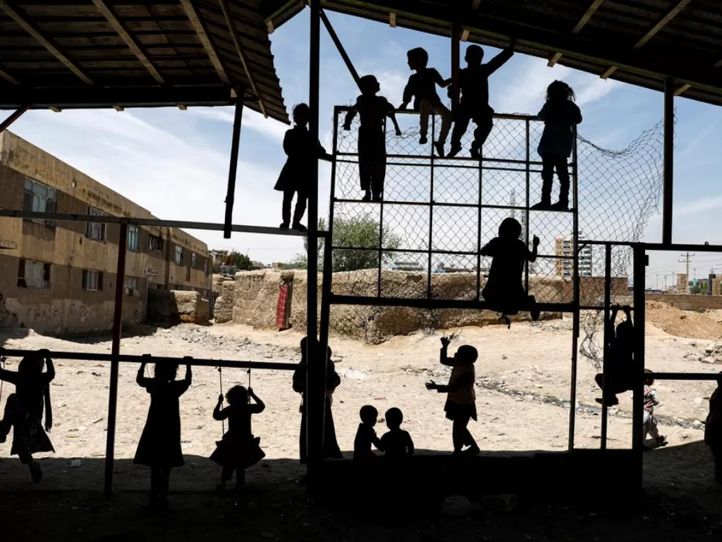 Ilustrasi. Anak-anak Afghanistan yang terlantar secara internal bermain di luar tempat penampungan mereka, di Kabul, Afghanistan 7 Mei 2020. (photo/REUTERS/Mohammad Ismail/ilustrasi)