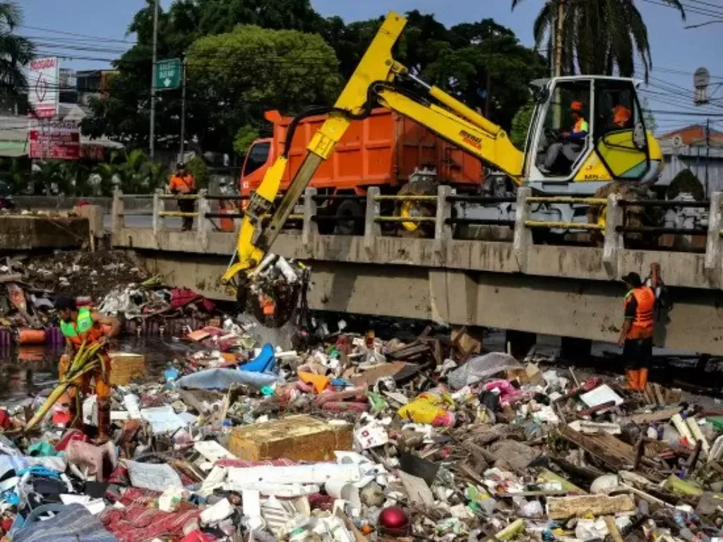 Petugas Dinas Lingkungan Hidup DKI Jakarta membersihkan aliran sungai Mookervart, Cengkareng, Jakarta. (ANTARA FOTO/Fauzan)
