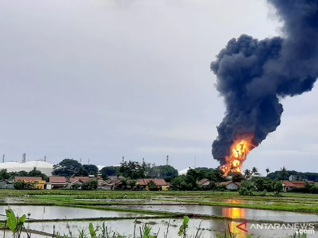 Kobaran api dari kebakaran Tangki 36 T-102, Kilang Cilacap, Minggu (14/11/2021) pagi. (Foto: ANTARA/Sumarwoto)