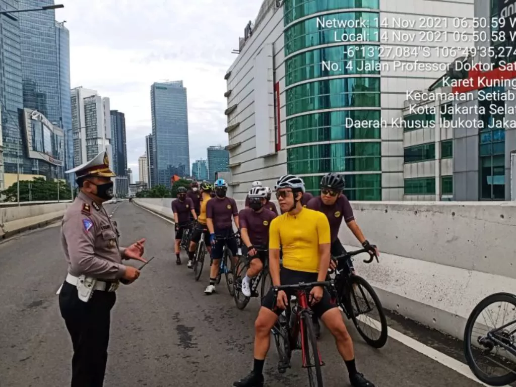  Personel Direktorat Lalu Lintas Polda Metro Jaya menegur rombongan pesepeda yang melintasi Jalan Layang Non Tol (JLNT) Kasablanka, Jakarta Selatan, pada Minggu (14/11) pagi. (photo/Instagram/@tmcpoldametro)